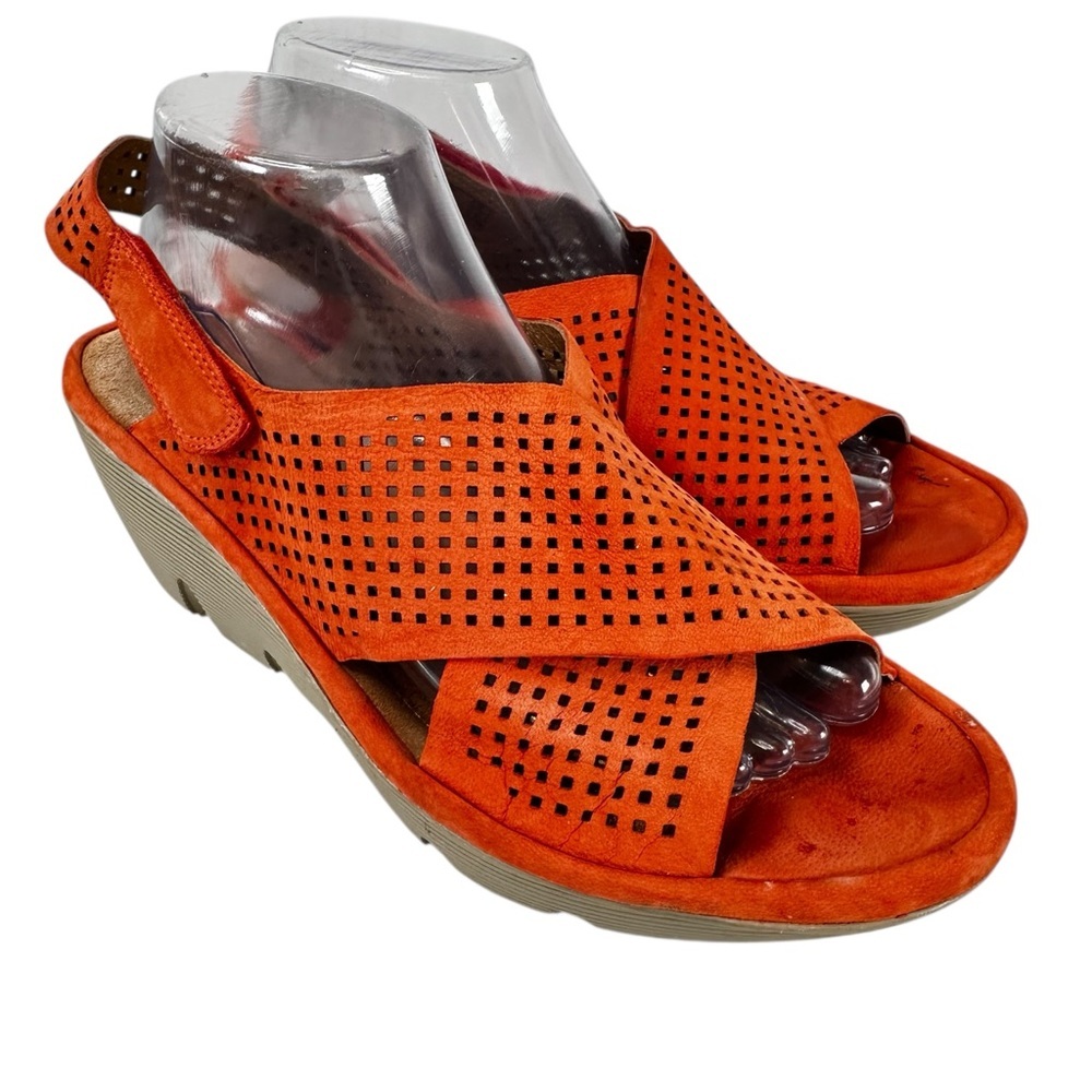 Clarks Aisley Tulip Sandals 9.5 Orange Suede Wedge Slingback Summer Retro Chic